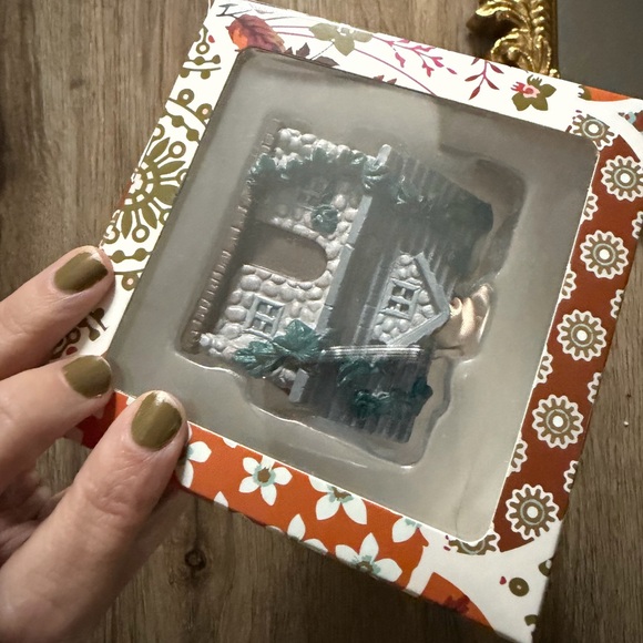 NIB Taylor Swift Evermore Cabin Ornament Ivy covered in you Christmas - Picture 4 of 17